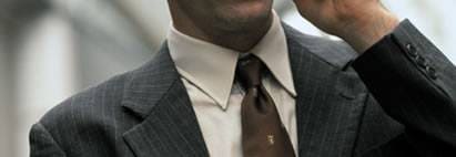 電話をする男性