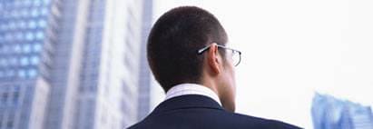 考えている男性