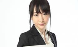 書類を持つ女性